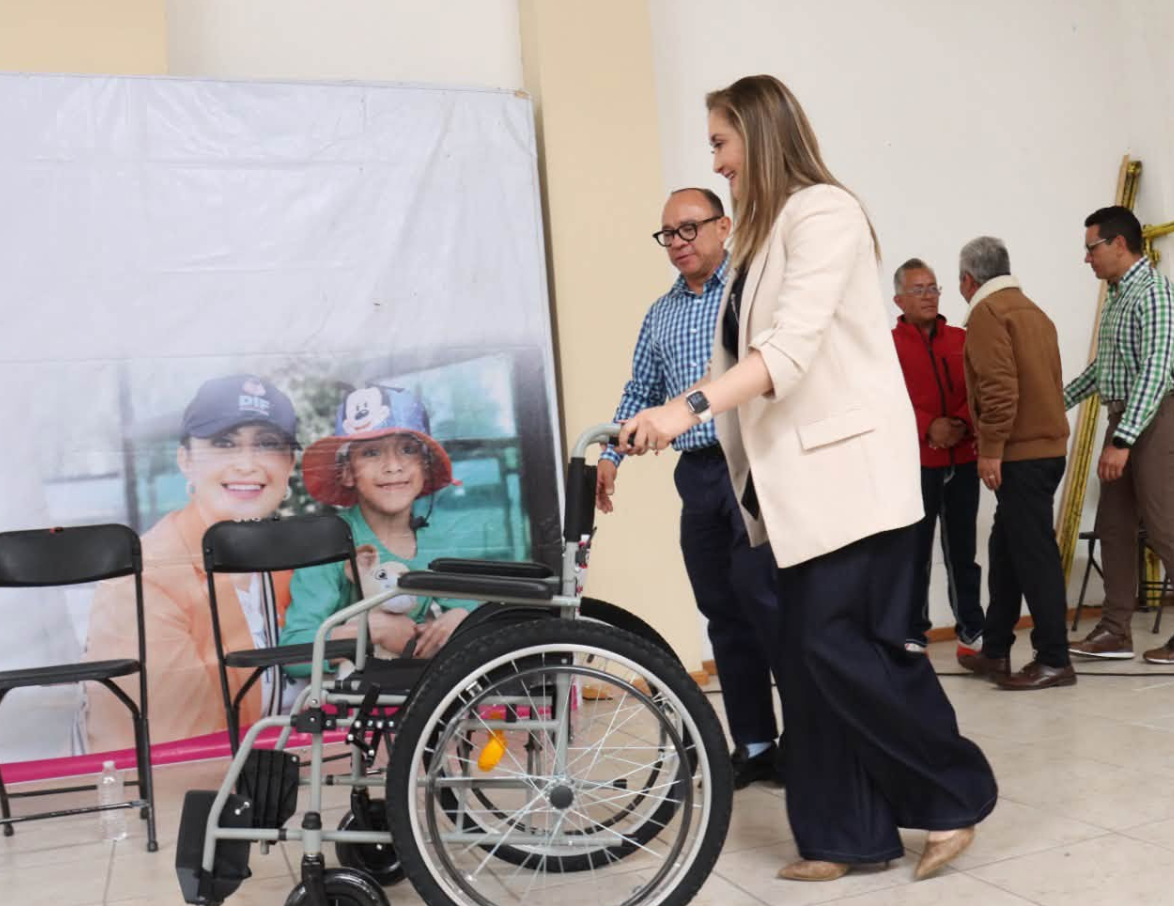 Entregan aparatos funcionales a adultos mayores en Zinacantepec