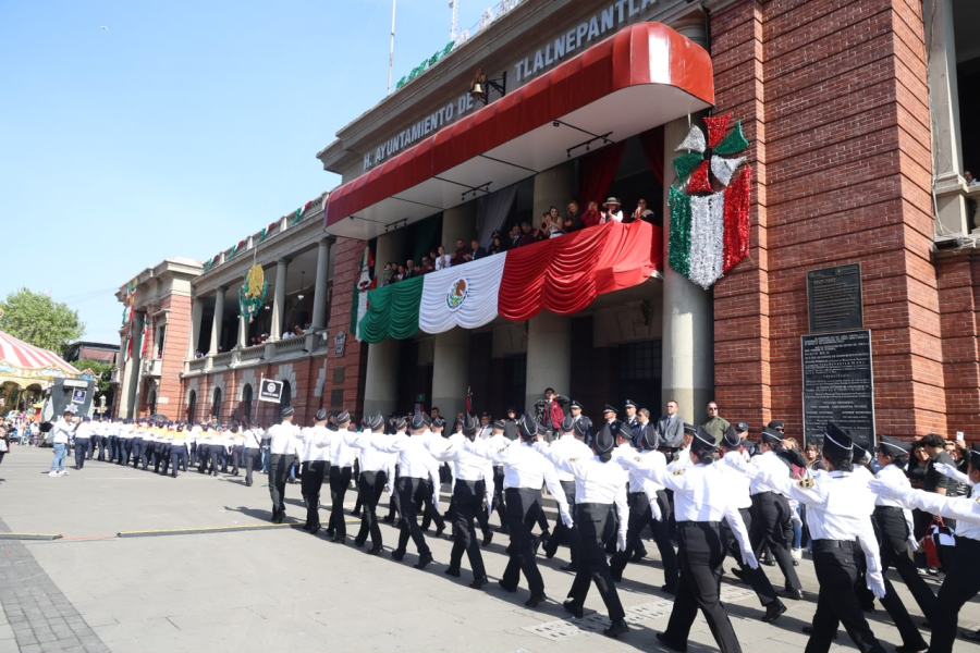 Celebran en Tlalnepantla con desfile cívico militar
