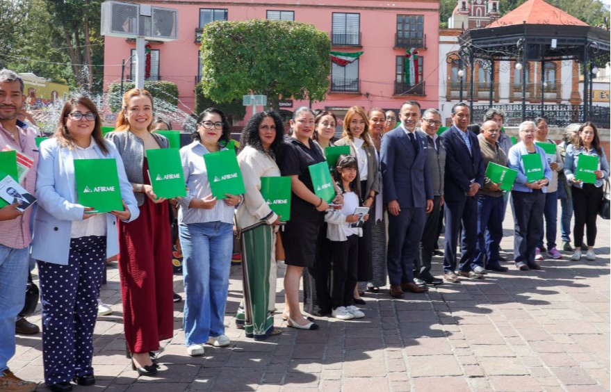 Metepec entrega microcréditos a 30 emprendedores