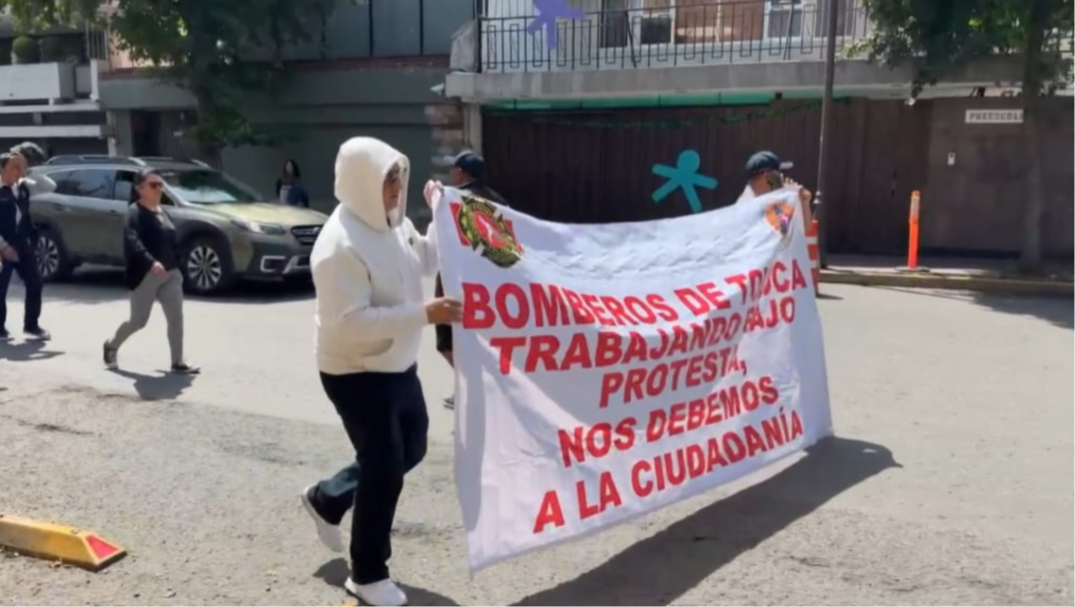 Protestan bomberos de Toluca en la estación central