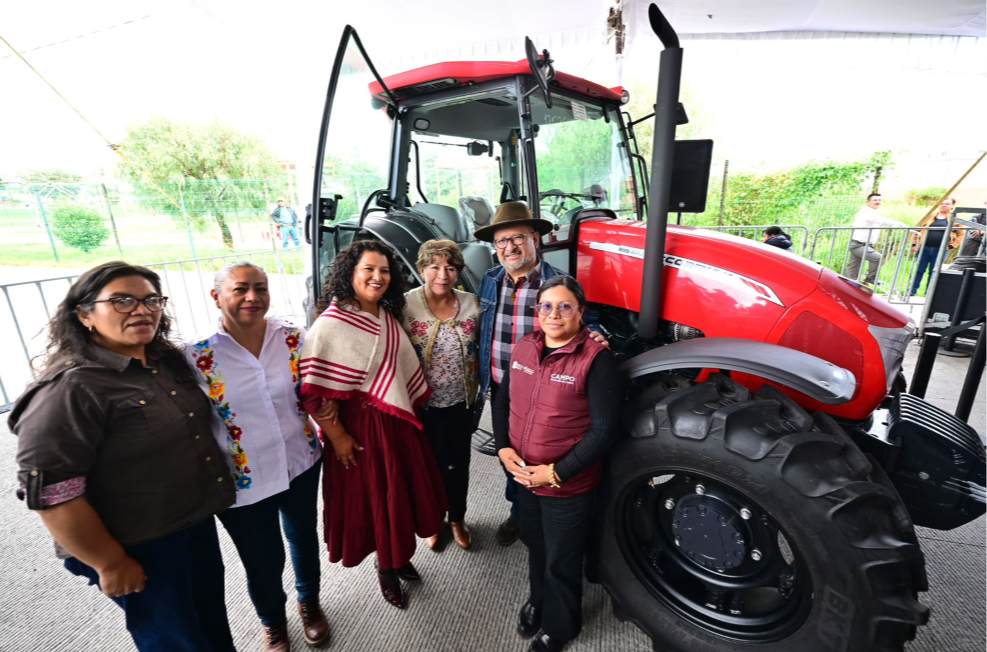 Un tractor entregado por cada día de gobierno