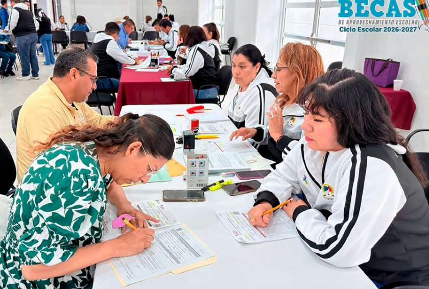 SMSEM concluye tramite de becas en sus 14 regiones