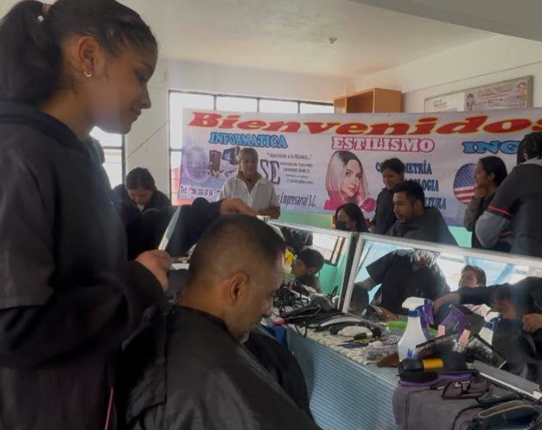 Lleva Ayuntamiento de Villa Victoria jornada de corte de cabello gratuito