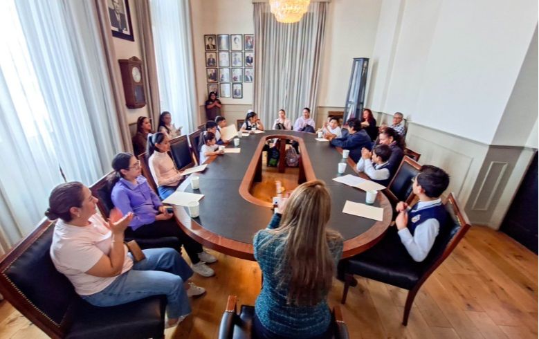 Tianguistenco impulsa educación con entrega de becas