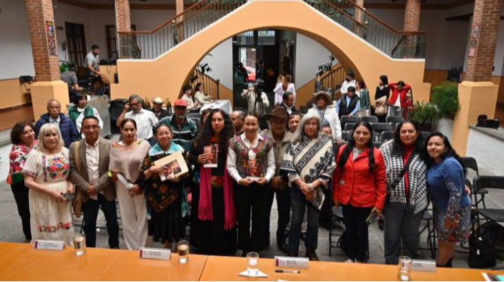 Presentan libro para preservar lenguas originarias