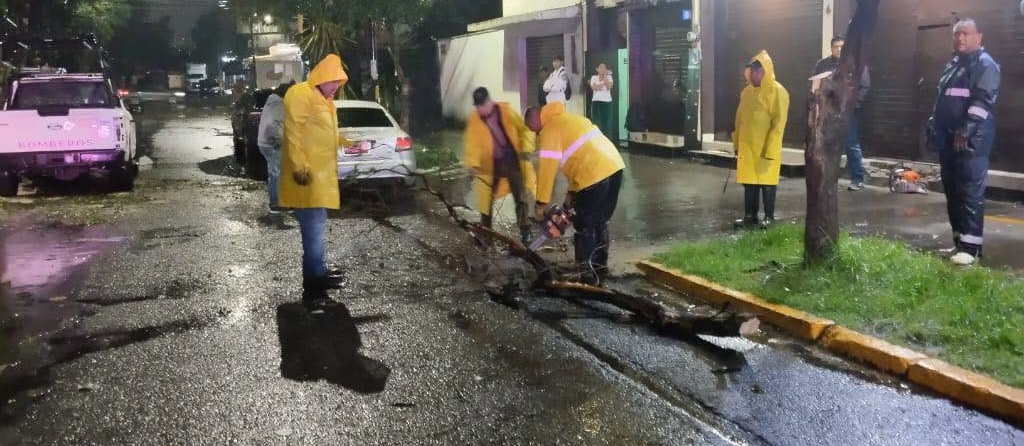 Aplican operativos en Tlalnepantla ante lluvias y fuertes vientos