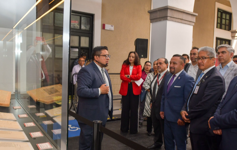 Inauguran la exposición “La Plaza y los Palacios” en el Palacio de Gobierno
