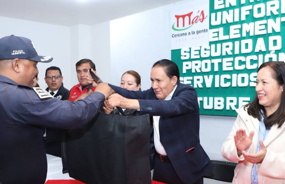 Entregan uniformes a corporaciones operativas en Villa Victoria