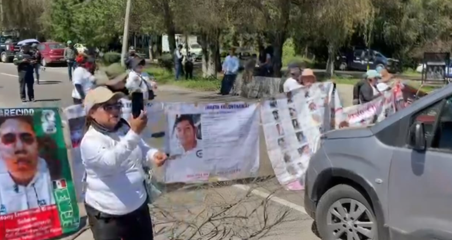 Bloquean la carretera y autopista México-Toluca