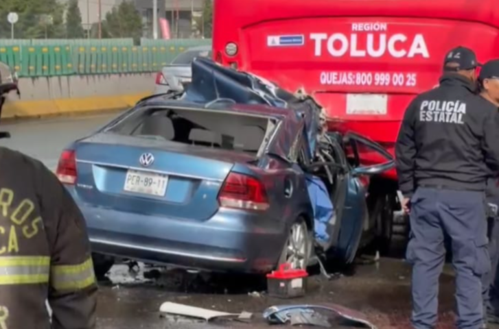 Choque en la avenida Alfredo del Mazo en Toluca deja dos fallecidos