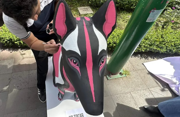 Toluca exhibe esculturas de xoloitzcuintles por Día de Muertos