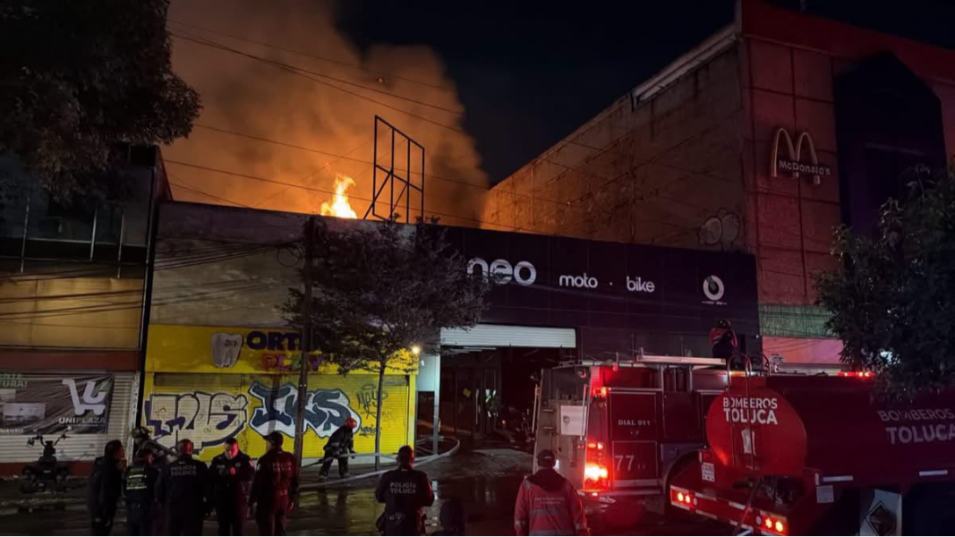 Incendio en negocio del centro de Toluca moviliza a bomberos