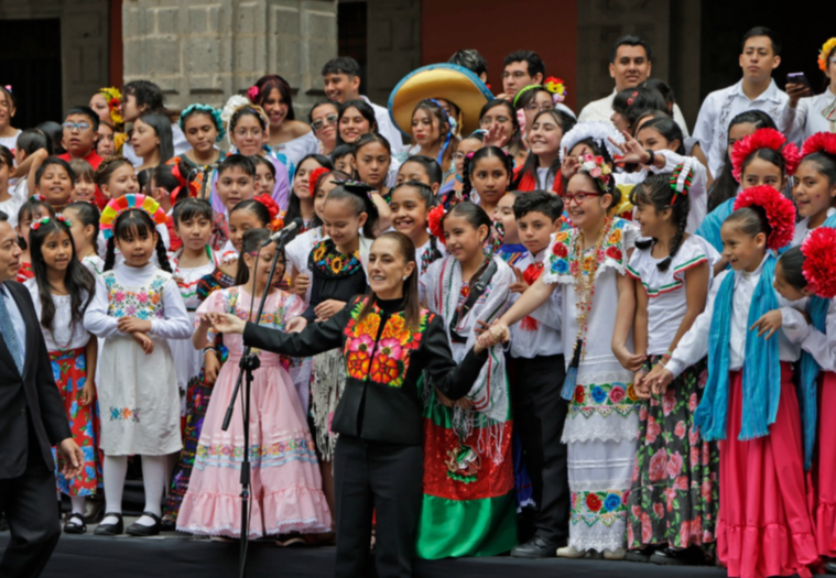 Representan estudiantes mexiquenses al Estado de México en Palacio Nacional