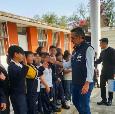 Tras un año a oscuras, regresa la luz a primaria de Tecamachalco