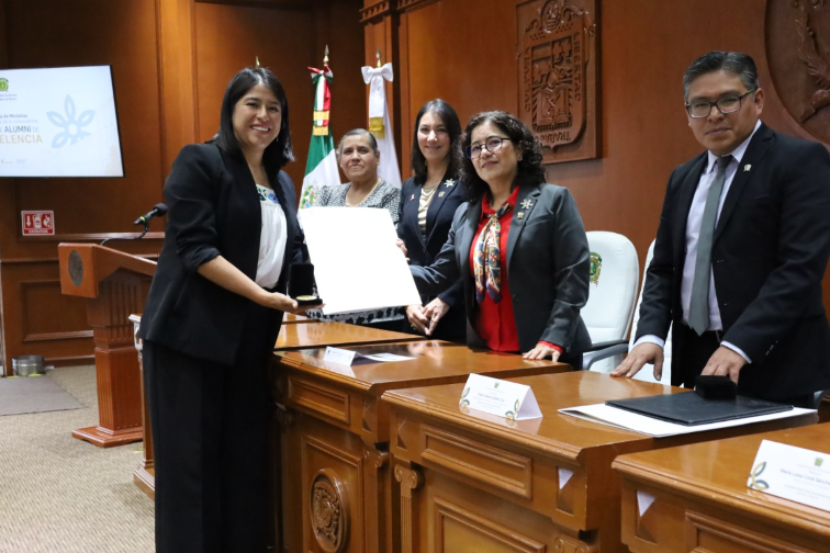 Ingresa Berenice Carrillo al Salón de Alumni de Excelencia de la UAEMéx
