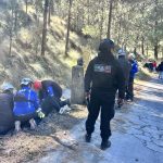 Dan atención a motociclista que derrapó en inmediaciones del parque Izta-popo