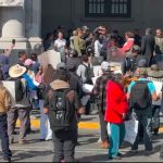 Manifestantes de Ocuilan protagonizan trifulca frente al Palacio de Gobierno en Toluca