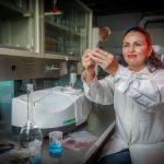 Rosa María Gómez Espinosa, investigadora UAEMex, experimenta con materiales orgánicos para eliminar contaminantes en el agua.