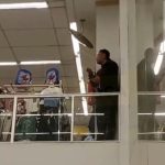 Hombre armado amenaza a empleados y clientes en una tienda departamental en Toluca.