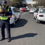 Caos vial en Paseo Tollocan: Taxistas bloquean carriles centrales en San Mateo Atenco