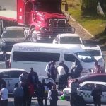 Taxistas bloquean la carretera Toluca-Tenango en protesta por operativos